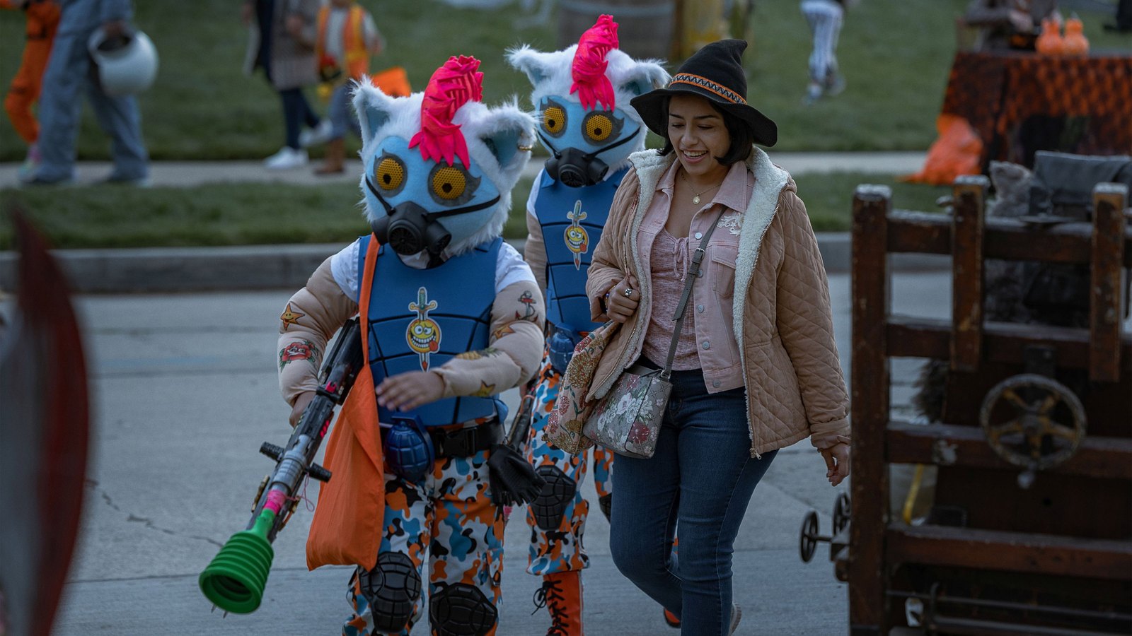 Animals (2026) - i due bambini con lo stesso costume di Halloween