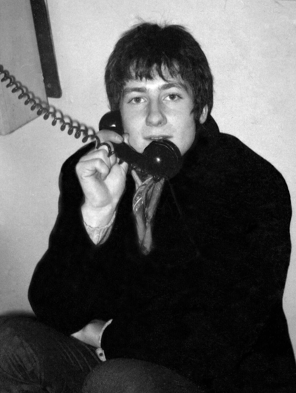George Fenton giovane, al telefono dietro le quinte dell'Apollo Theatre nel 1969